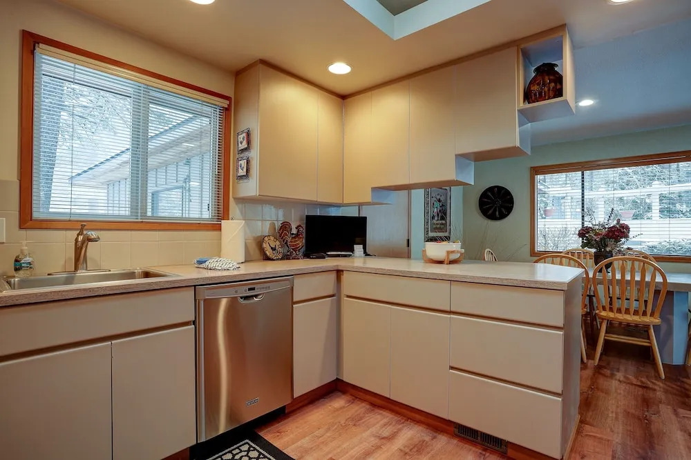 Pet-Friendly 6 Otter Home features Bikes to Explore Sunriver Village