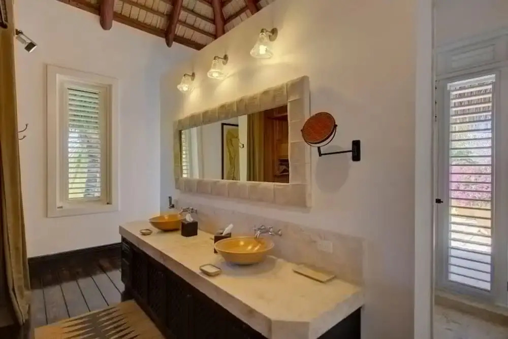 6 BR Beachfront Lush Oasis