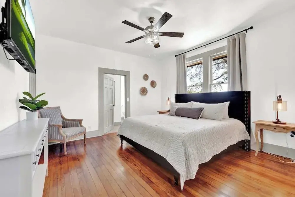 Brand New Private Pool and Hot-tub Near Main!