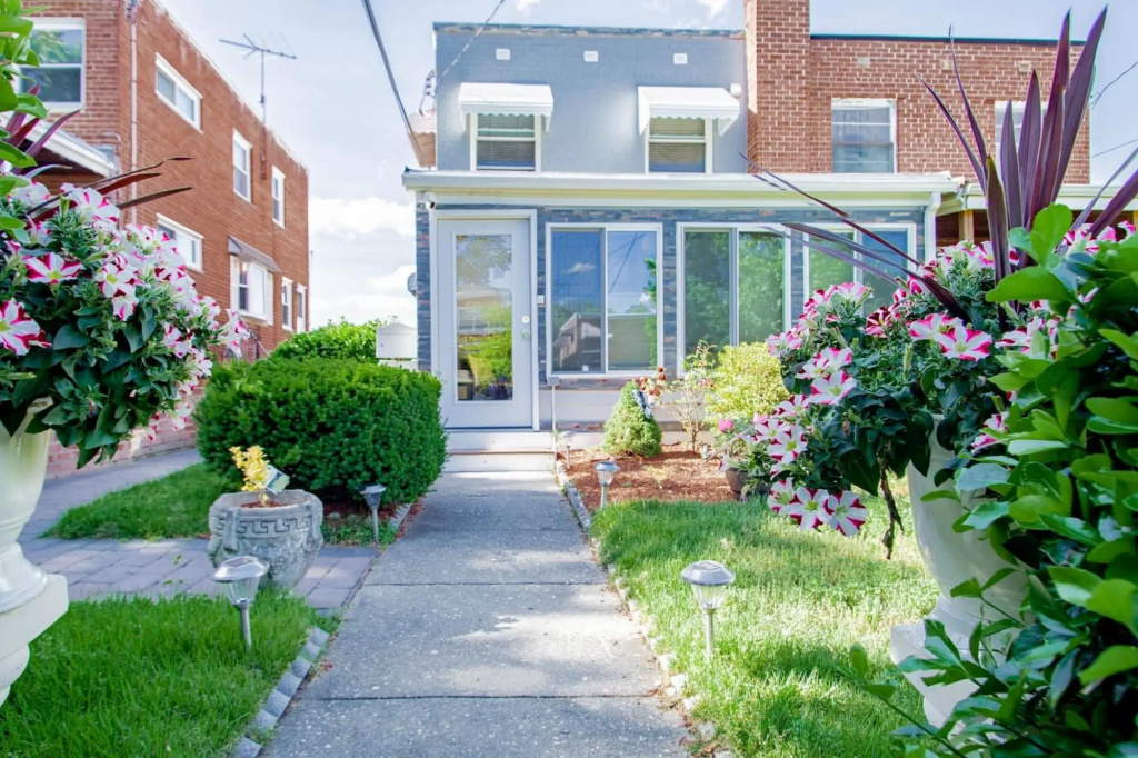 ✶ Gorgeous Home Tucked Away In Greener Part Of Town ✶ Transit-Friendly !