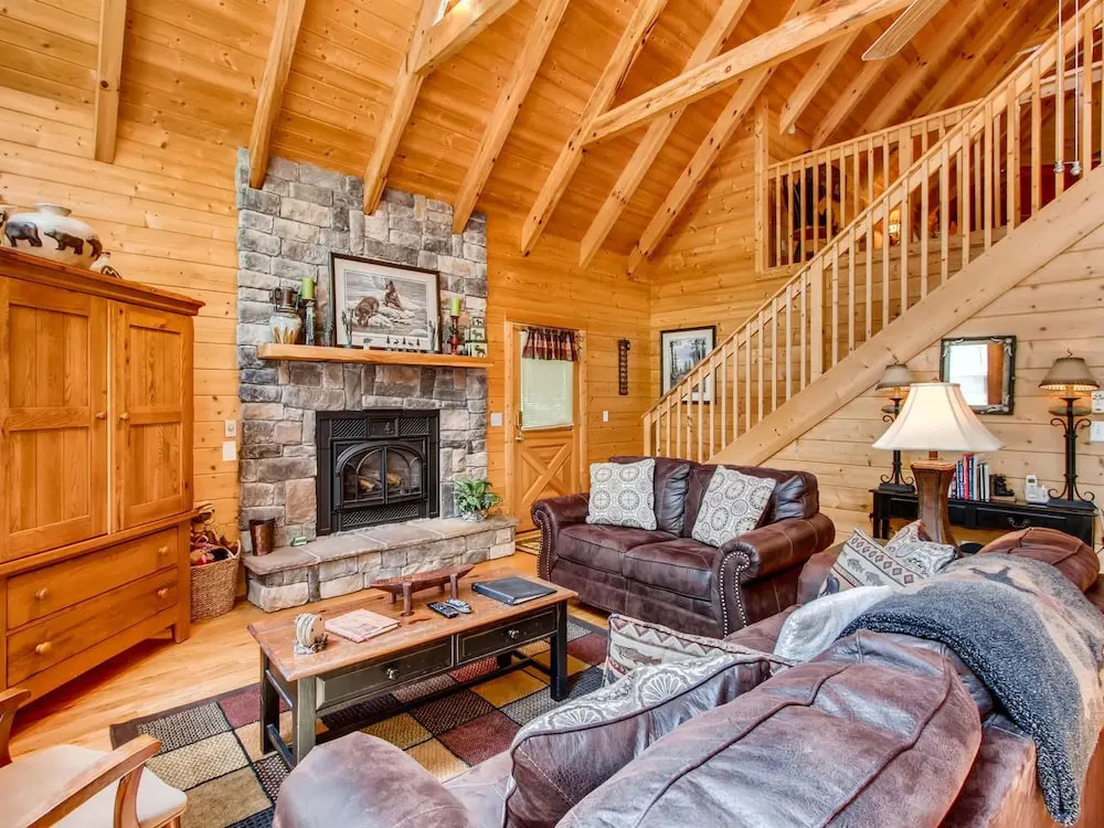 Tomahawk Lodge 3 Bedroom Cabin by RedAwning