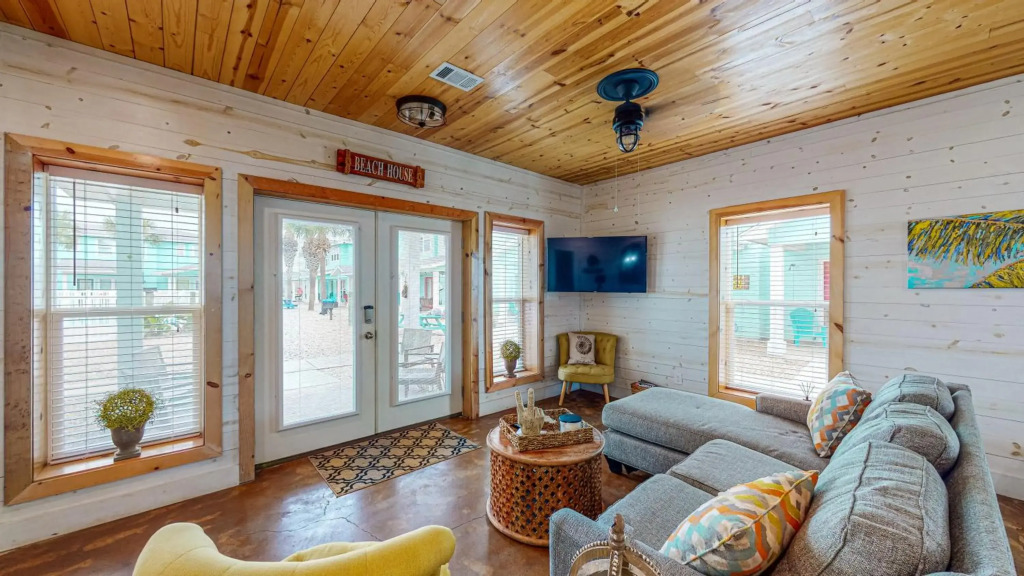 TC501 Townhome Close to Beach, Shared Pool
