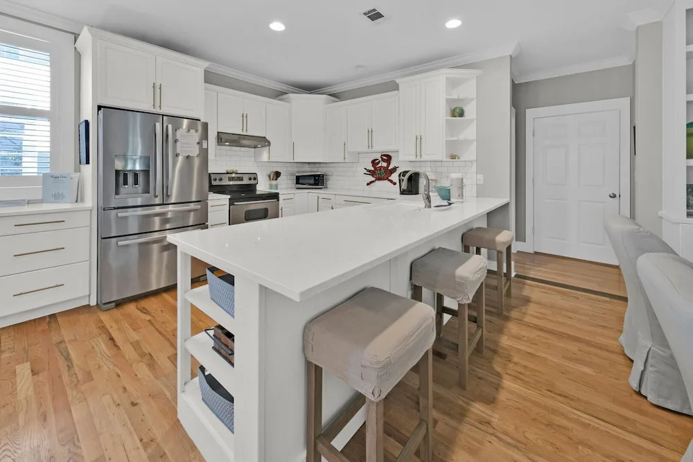 Spacious 4-bedroom Beach Retreat: Ideal for Families & Groups!