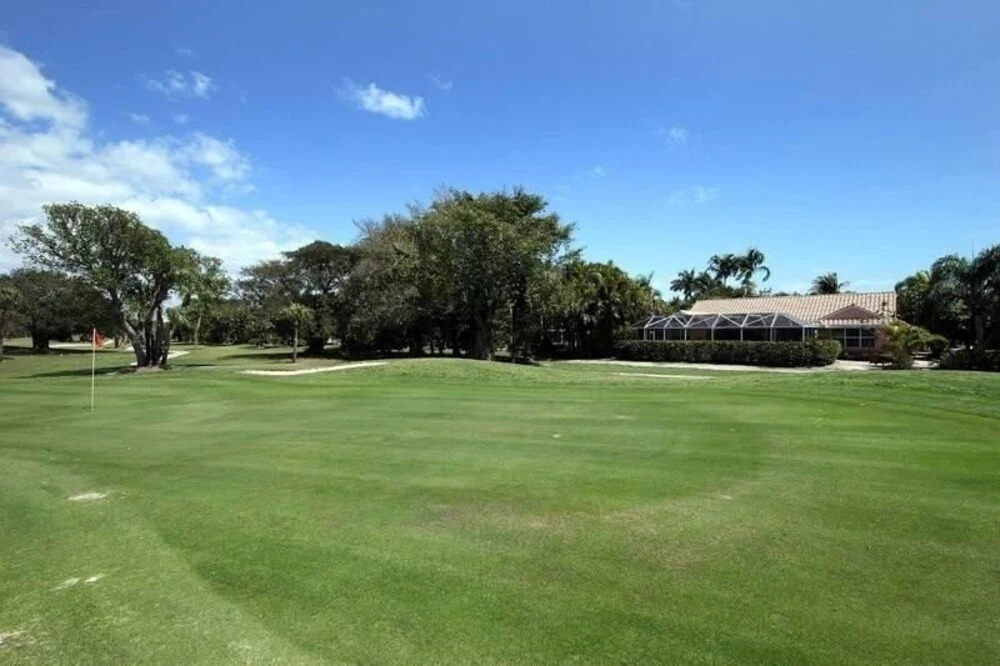 On The Green - Golfers Dream Home! 3 Bedroom Home