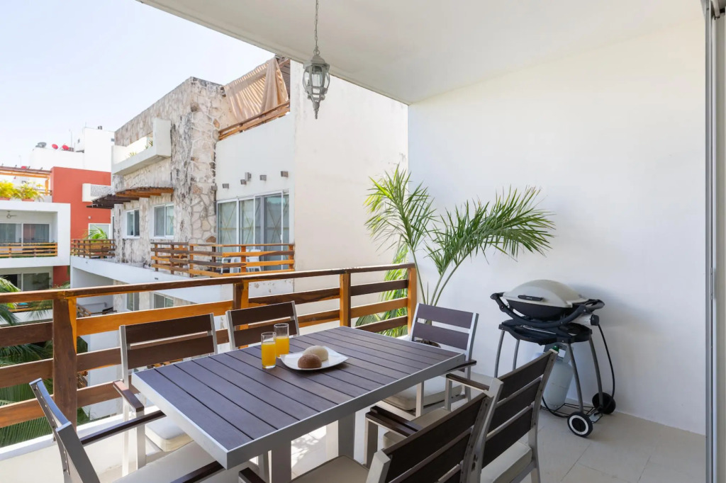Exclusive 2 Level 3 BR Penthouse | Private Hot Tub & Roof | WiFi | Great Amenities & GYM