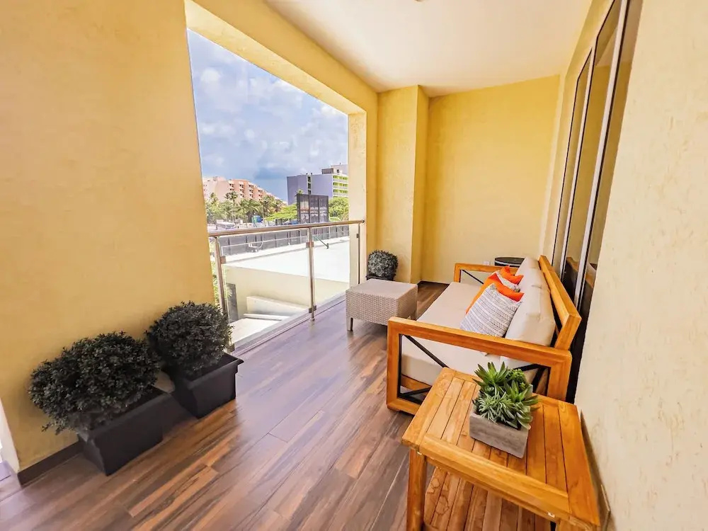 Luxury 2-bedroom Condo Right on the Strip in Palm Beach