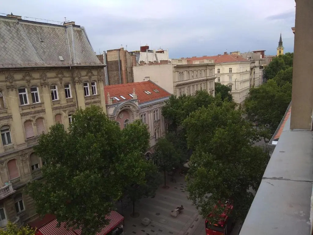 Broadway Center Rooftop View Apartment
