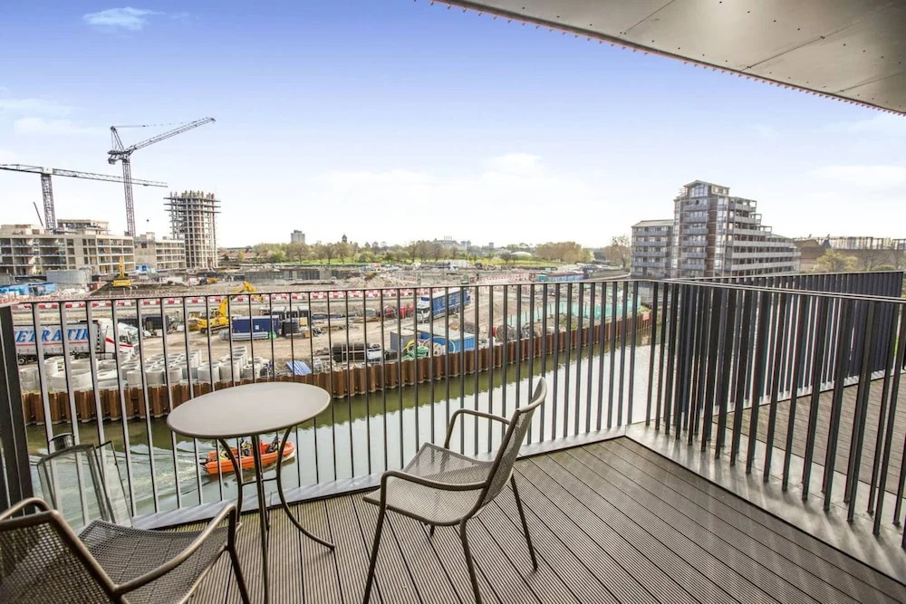 Bright 1 Bedroom East London Apartment with Balcony