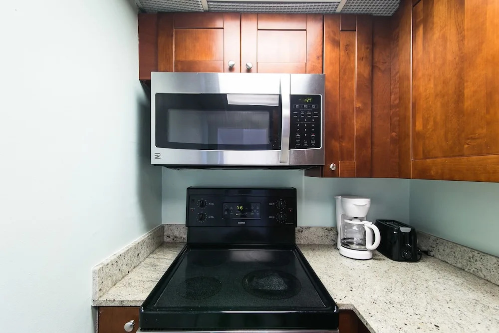 2 bedrooms on Collins Ave and 8th Street