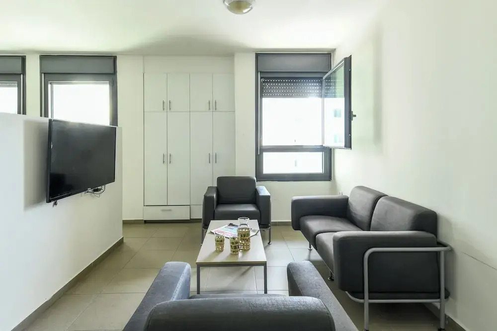 1 BR Apt w living room & learning area