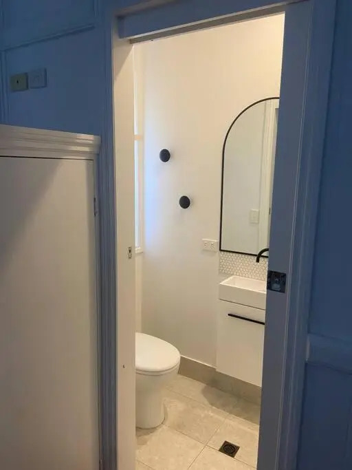 Urban Getaway Top Floor 4BR 4BA, AC, Sauna, Ipswich