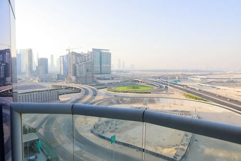 Fully Furnished 3 Bedroom in Paramount Prime Location Spacious Layout