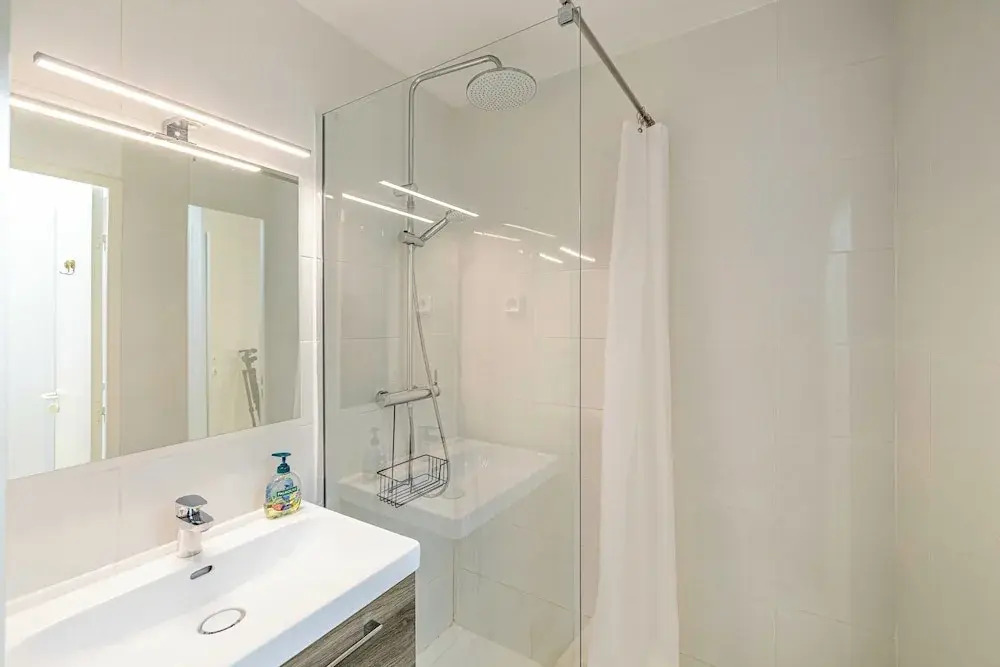 Charming Flat With sea View - 1BR - 2P - Bocca