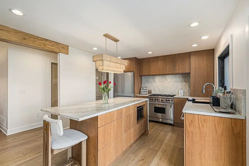 Waterfront Retreat on West Bay w Hot Tub, Games & More! 7345