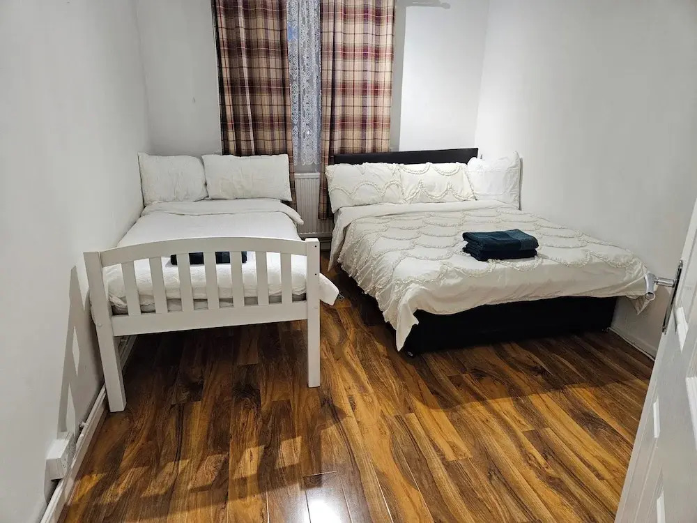 Mitcham Junction - 2 Bed Apartment - Sleeps 6