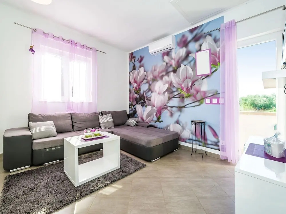 Charming Detached House With Beautiful Private Garden, 300m From the sea