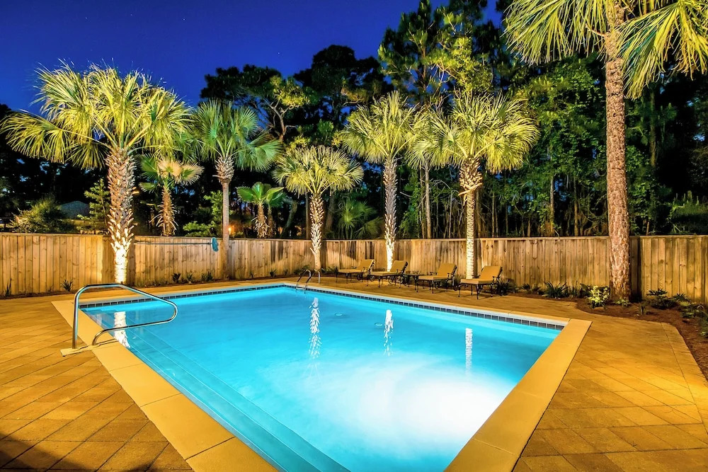 Large Private Pool & Short Walk to Beach! Outdoor Tv!!