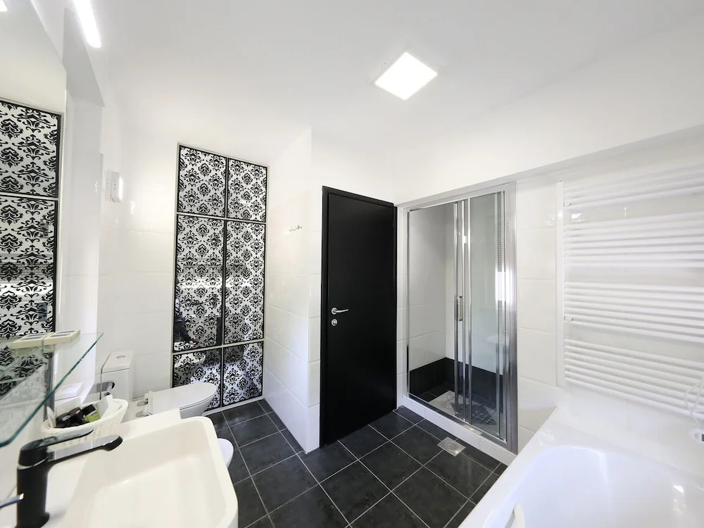 Fabulous Villa With Private Pool, Fenced Garden, Roofed Terrace, Great Location