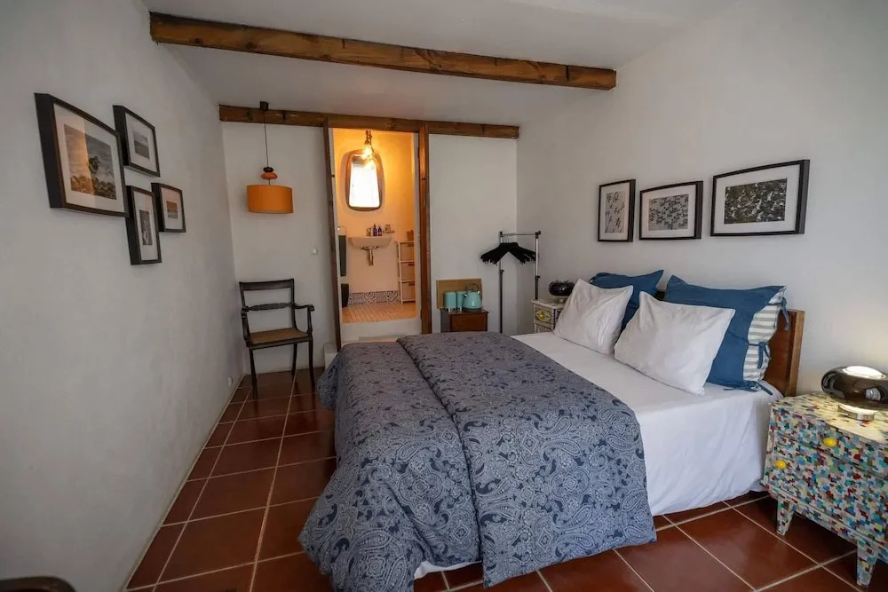 Beach House Babylon guest house with kitchenette and garden