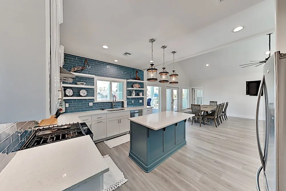 New Canal-front W/ Private Pool, Spa & Dock! 4 Bedroom Home