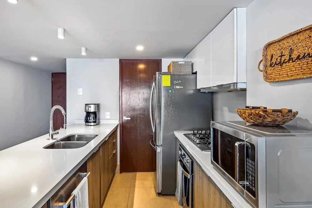Luxury Apartment With Infinity Pool, Ocean Views, Balcony & Easy Downtown Access