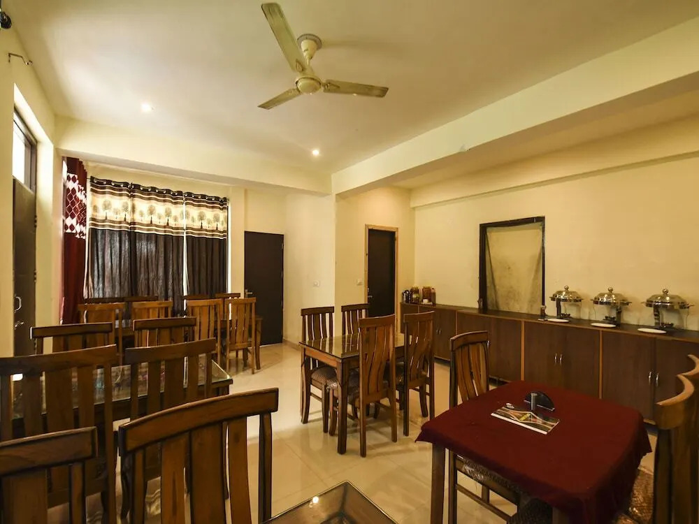 Raku's Place by OYO Rooms