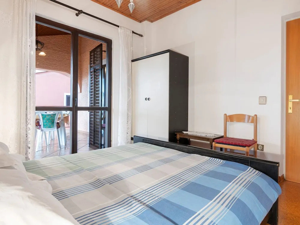 Peaceful Apartment in Poreč with Garden