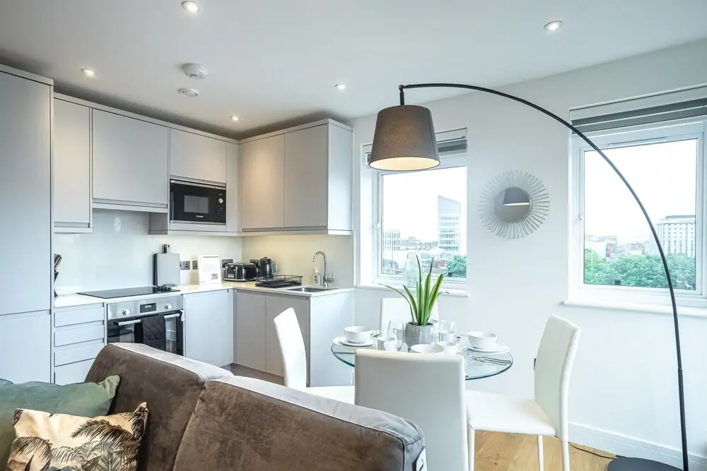Deluxe & Chic 1 & 2 Bed Apts near Heathrow, Legoland, & Windsor Slough