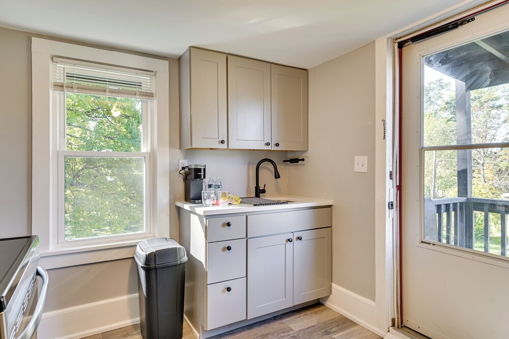 4 Mi to Waterfront: 2-unit Combo in Kingston!