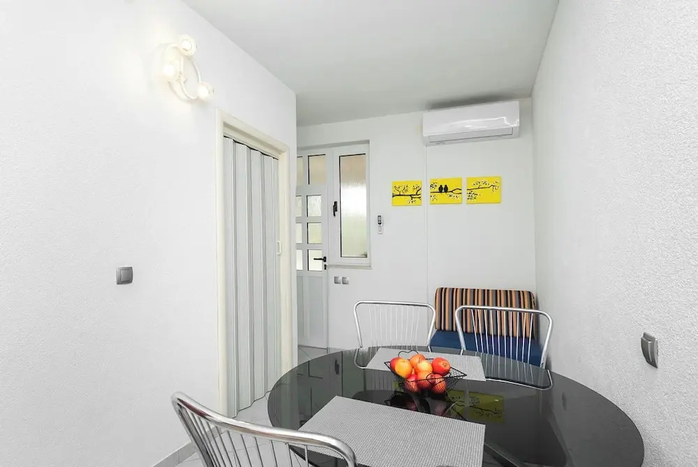 Apartment and Rooms Radojka