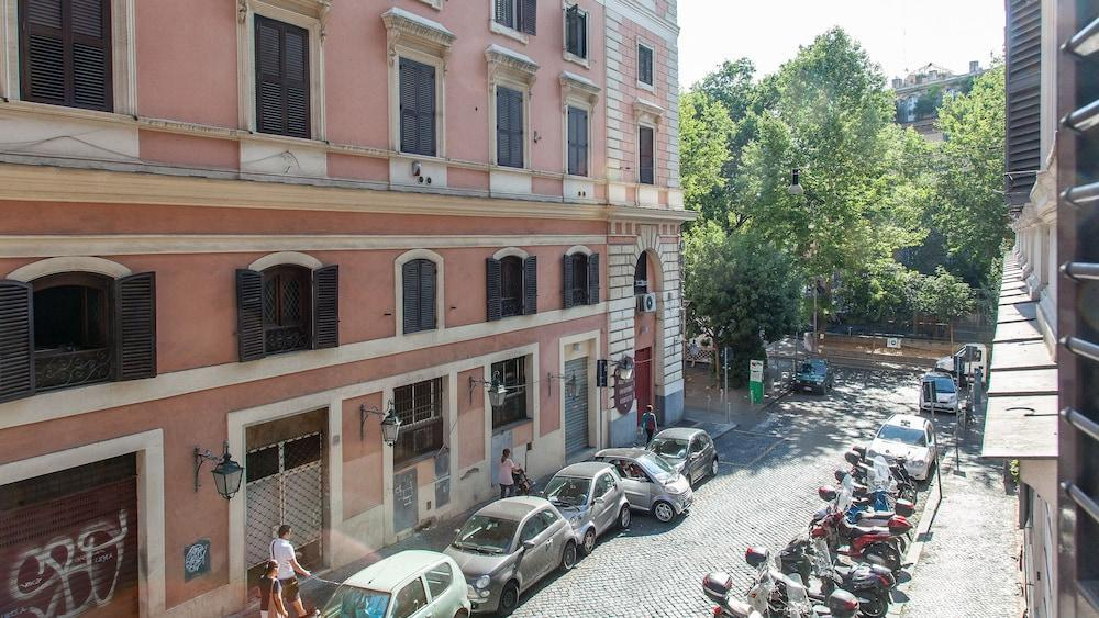 Santini House