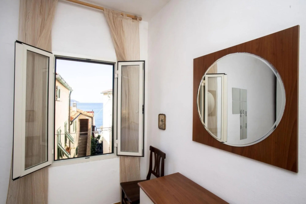 Four-room Scaglieri apartment 25 meters from the beach with private parking space-QUADRI SCAGLIERI