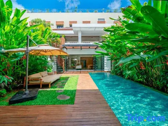 Desa Kota 4 - Designer 4BR Villa Next to Beach w Rooftop+Pool