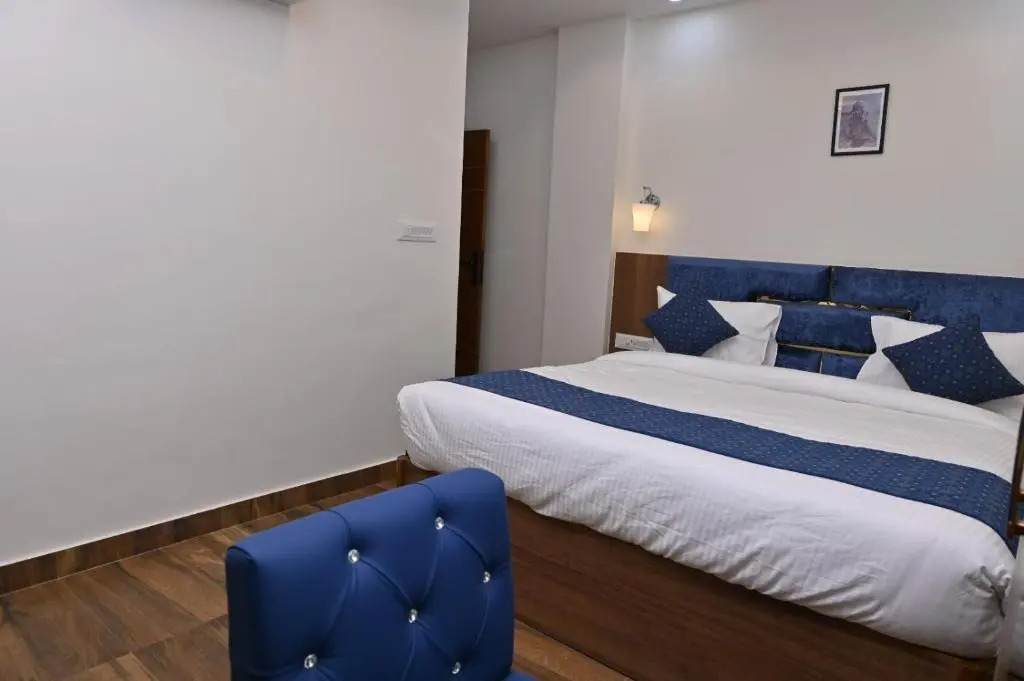FabHotel Vatsa Residency