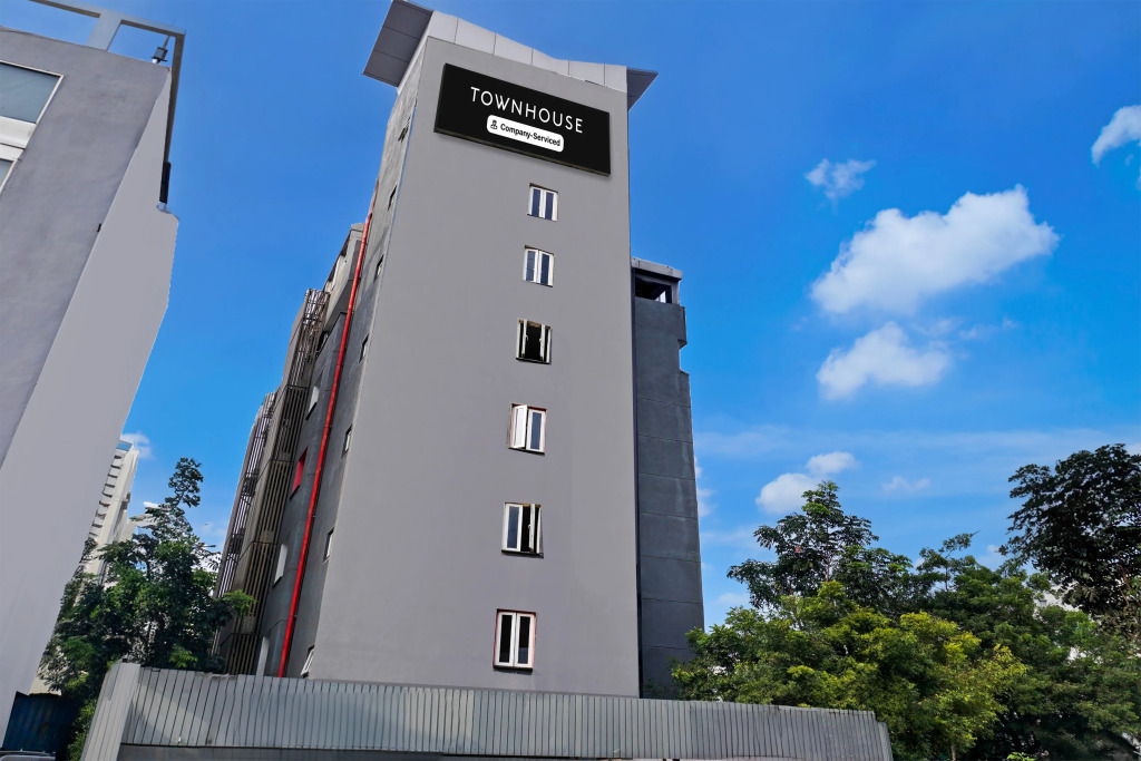 Super Townhouse Balewadi High Street