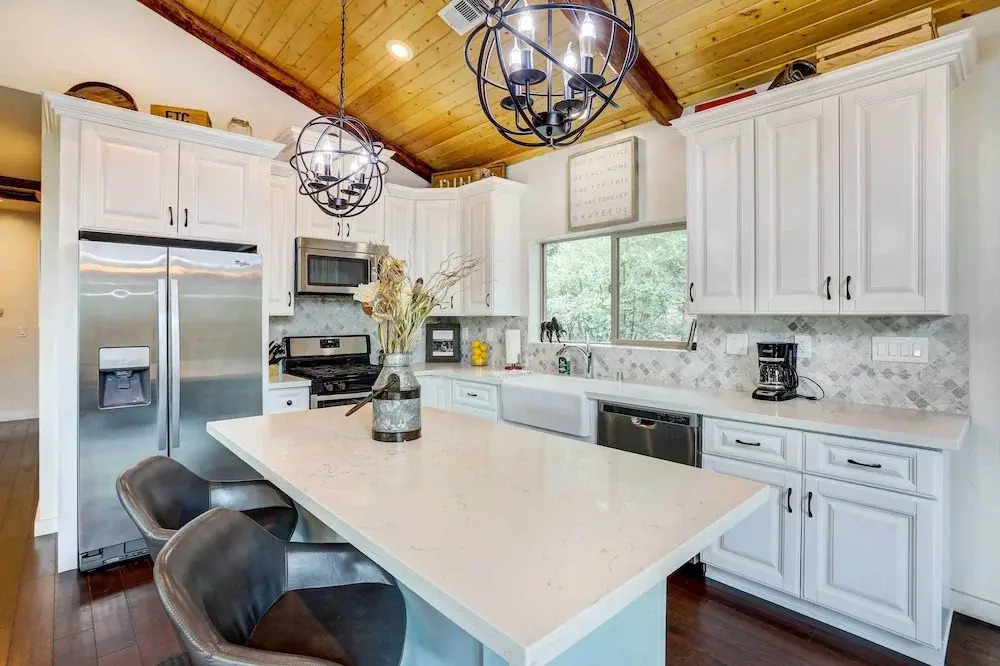 Custom-built Gem w/ Kayaks & Games in Big Bear!