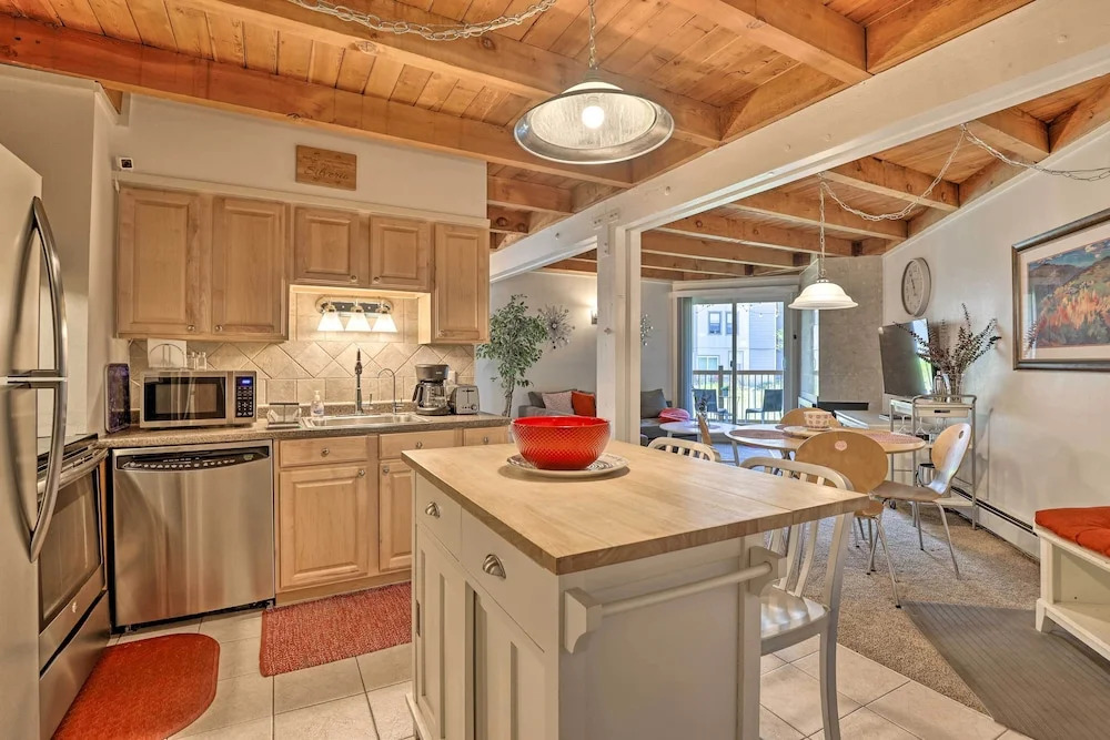 Ski Shuttle & Pool: Modern Silverthorne Condo!