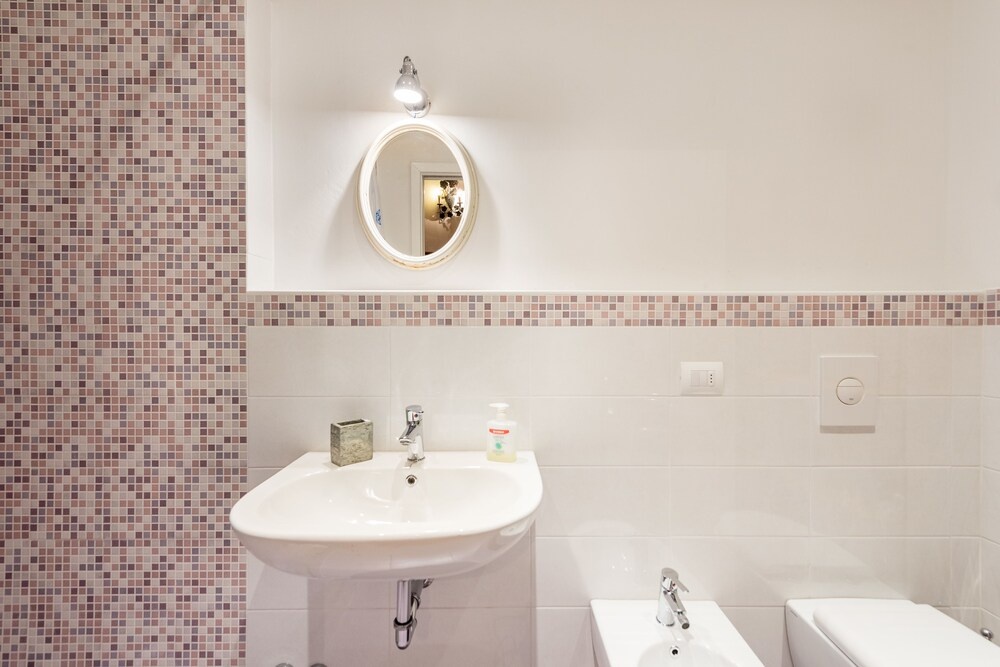 Pitti Large Apartment With Balcony