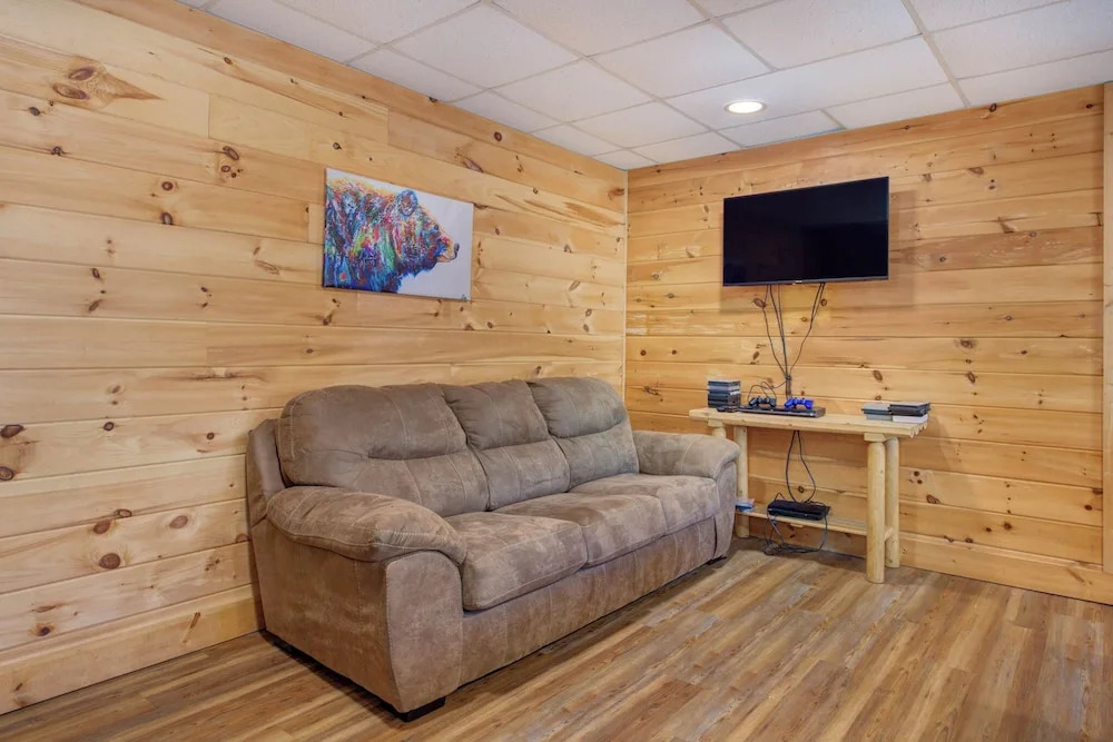 Country Bear Cove - Hot Tub, Games & Deck w/ View
