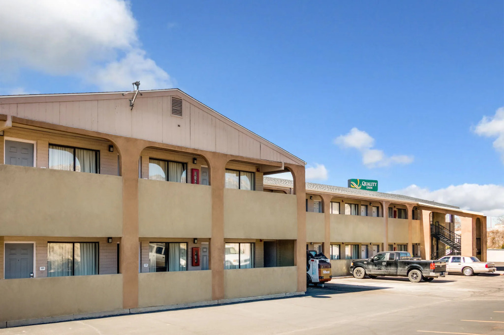 Desert Sands Inn & Suites