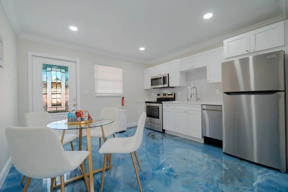 Beachy Blues Apt A, Downtown, Shops, Cafes & Beach, Dog Friendly