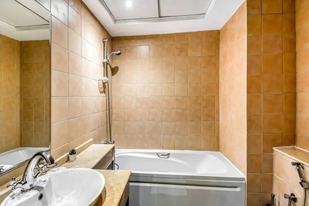 Spacious and Bright Apt in the Heart of Marina!