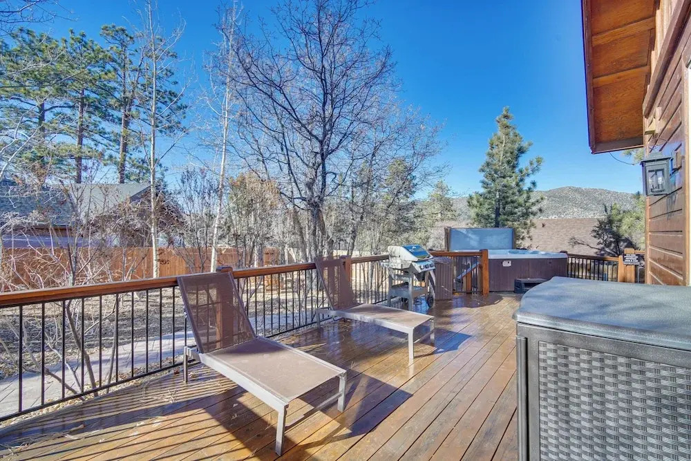 Big Bear Lake Cabin w/ Hot Tub & Gas Fire Pit!