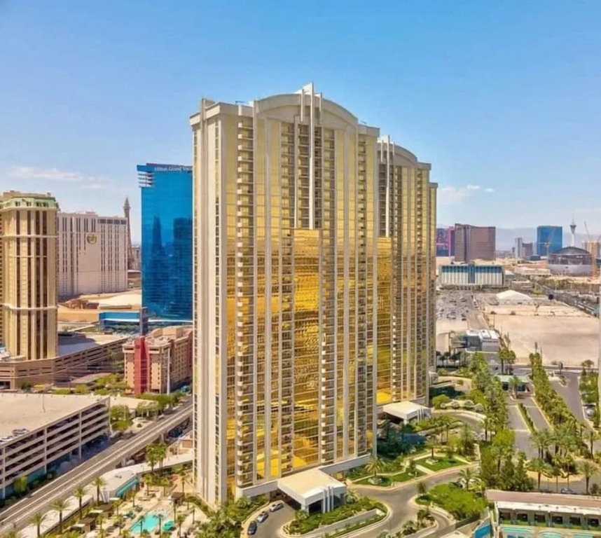 Incredible Studio Strip Views 10609