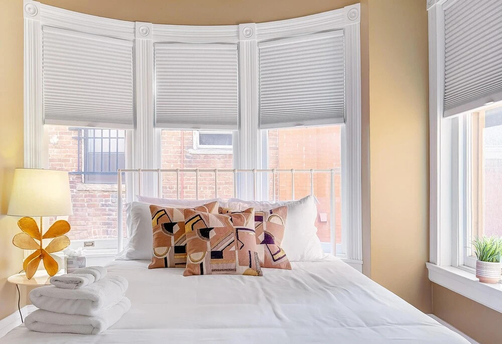 Stunning Modern Home, Prime Location Sleeps 15