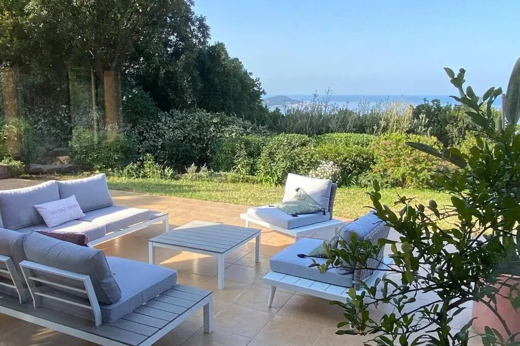 Villa 180 m2 vue Mer Piscine Climatisée Grand jardin 5000 m2 cloturé Calme