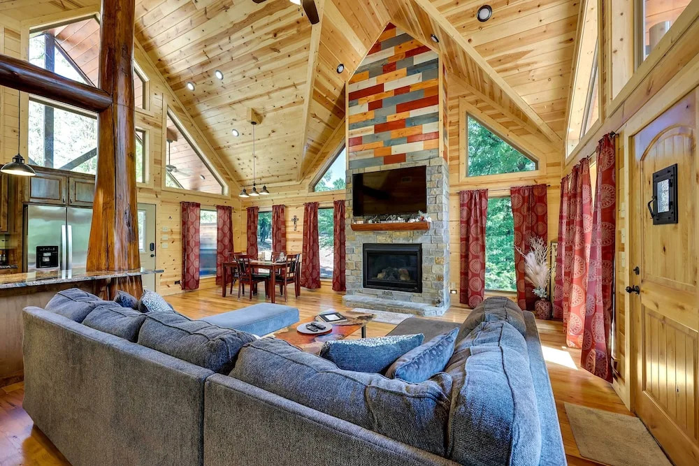 Broken Bow Cabin w/ Hot Tub & Outdoor Fireplace!