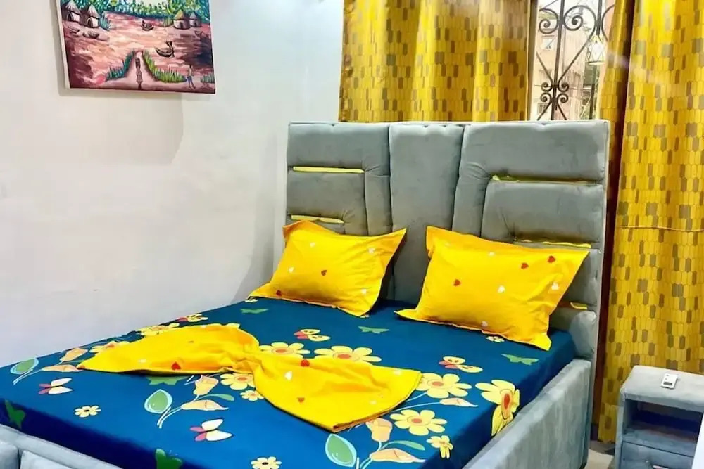 2 Bed Apt Sleeps 5 - Wifi, Parking, Balcony