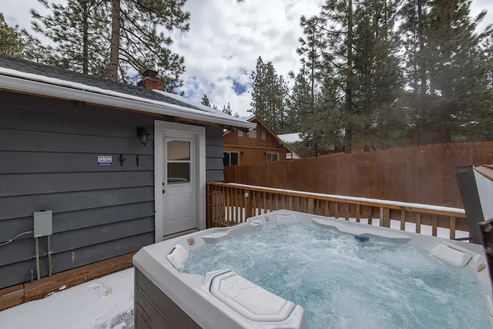 Quail Drive 2 Bdrm 1 Bath Modern Cabin Hot Tub