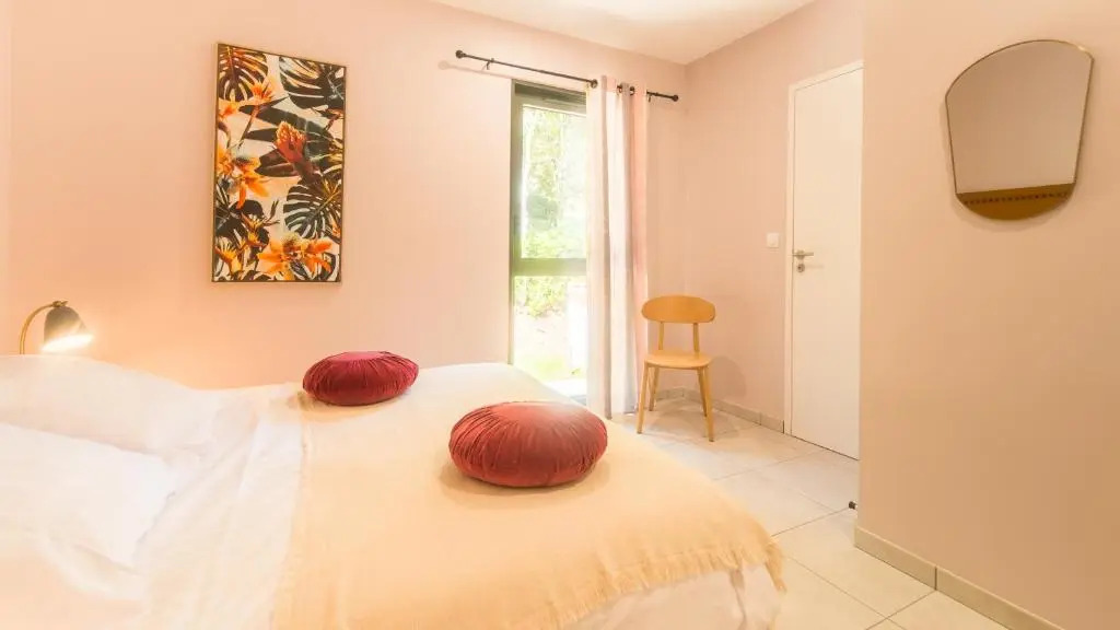 "Le Soleil Levant" avec balcon et parking privé, 2 adultes et 1 enfant